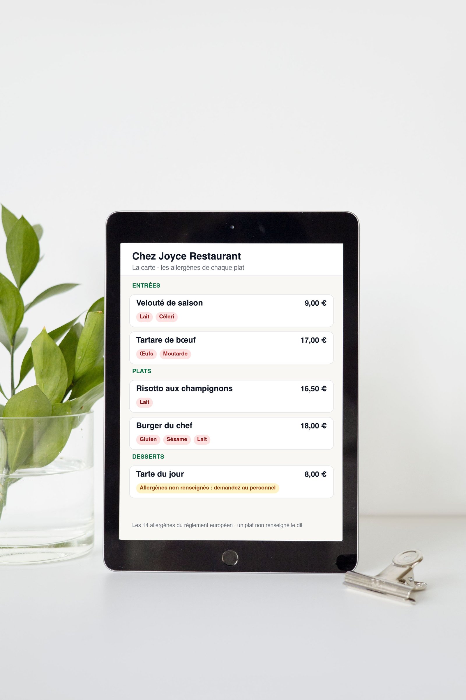 Une tablette montre la carte de SINCÈRE avec les allergènes de chaque plat, et « non renseigné » quand rien n’est déclaré (données fictives)