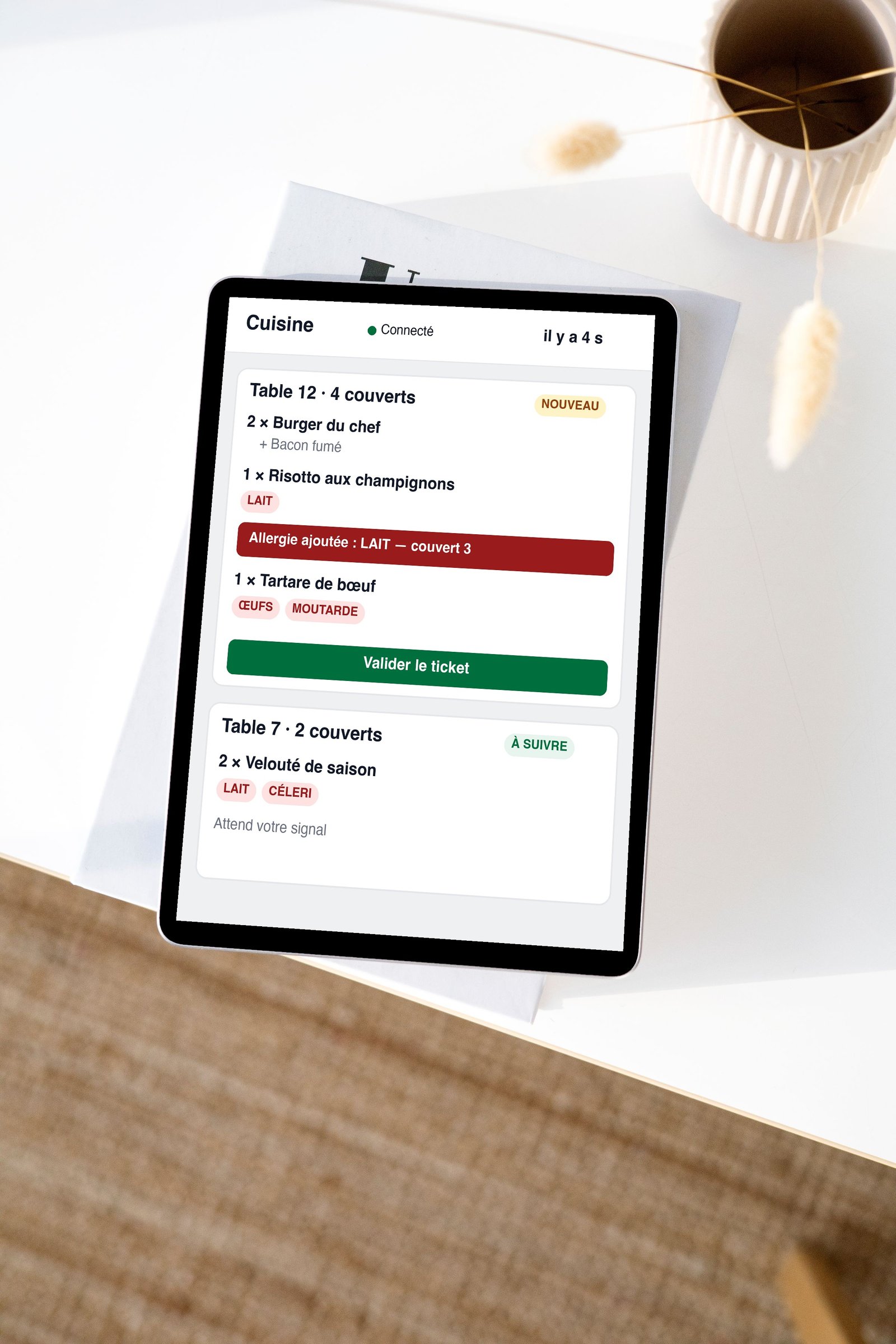Une tablette montre l’écran de cuisine de SINCÈRE : les allergènes en rouge et « Allergie ajoutée : LAIT » (données fictives)